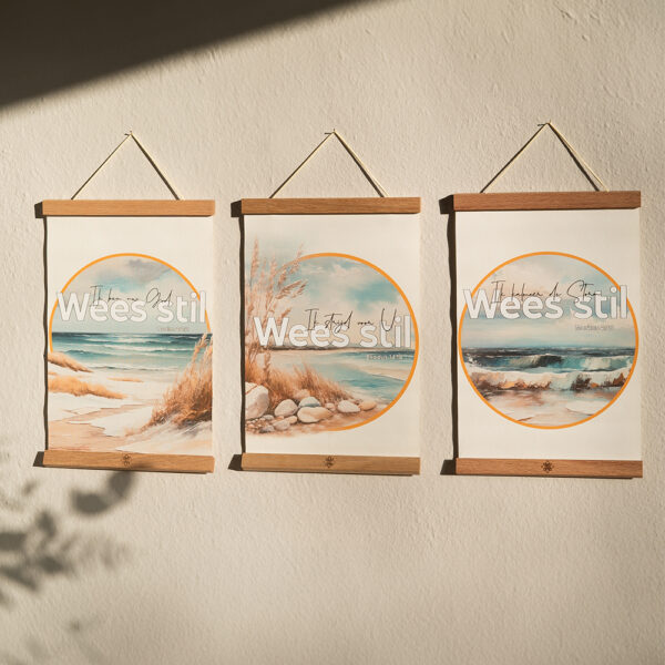 PWAA4 Textielposter Wees Stil Exodus A4 met Houten Hangers