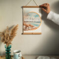 PWSEA4 Textielposter Wees Stil Exodus A4 met Houten Hangers