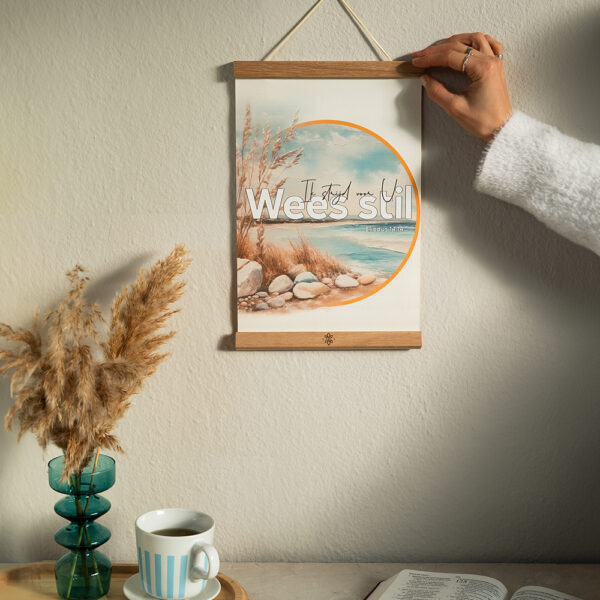 PWSEA4 Textielposter Wees Stil Exodus A4 met Houten Hangers